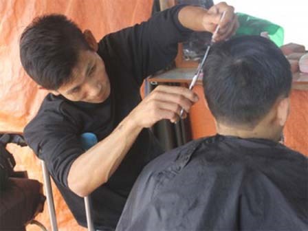 Ước mơ năm Đinh Dậu của người đàn ông chống nạng, cắt tóc nuôi con