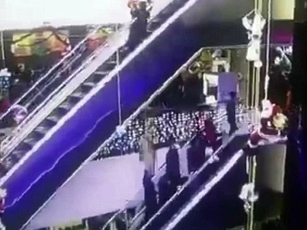 Vướng váy vào thang cuốn, bà mẹ giật mình đánh rơi con xuống đất khiến đứa trẻ tử vong tại chỗ