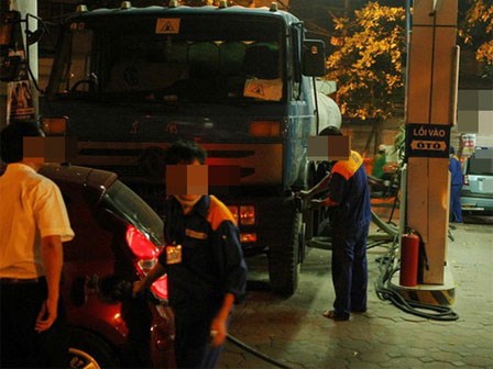 Người đàn ông bán xăng đêm và hành động bùng tiền của các tài xế