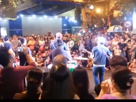 “Em của ngày hôm qua” gây náo loạn phố đi bộ Hà Nội