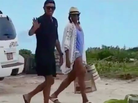Obama mang dép xỏ ngón, đội mũ lưỡi trai ngược đi nghỉ