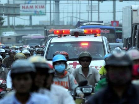 Sự vô tâm của dòng người và tiếng còi hú cấp cứu đầy vô vọng