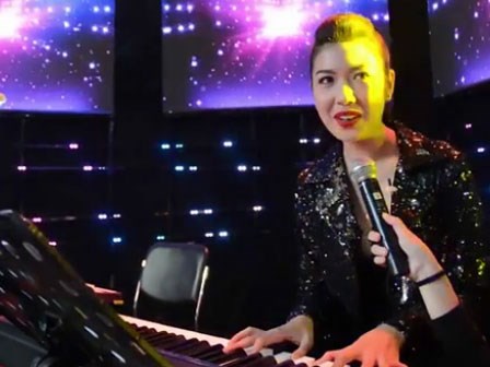 Á hậu Thúy Vân gây bất ngờ khi vừa đàn vừa hát hit 'Lạc trôi'