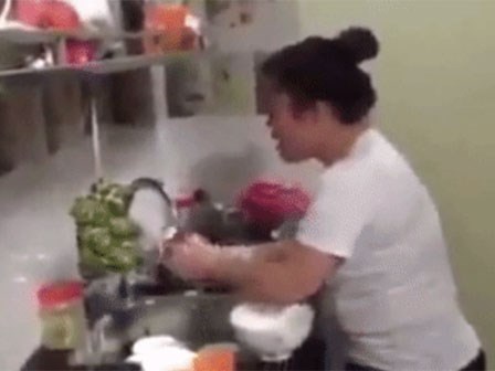 Hát trong lúc rửa bát, cô gái khiến cộng đồng mạng bất ngờ vì giọng ca