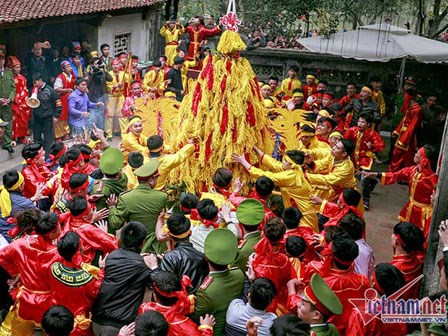 Clip nóng: Bay qua rào tranh cướp lộc đền Gióng