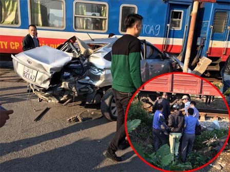 Xe ô tô 16 chỗ va chạm với tàu hỏa: 1 người chết, nhiều người thương vong