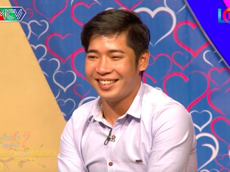 Cười nghiêng ngả với anh chàng mang dưa hấu tự khắc tặng bạn gái ngay lần gặp đầu tiên