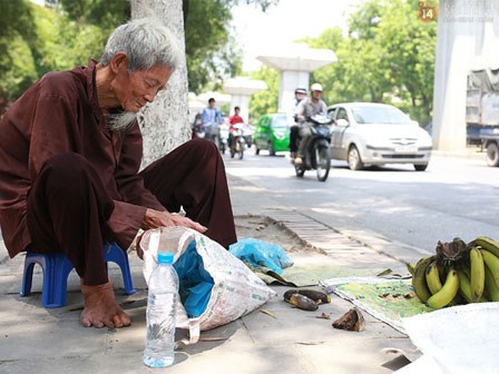 Được hỏi mua toàn bộ số chuối, ông lão đã nói một câu khiến nhiều bạn trẻ hổ thẹn