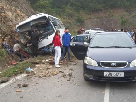 Xe khách du Xuân đâm vào vách núi: Mẹ chết, bố và con trai nguy kịch