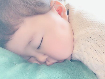 Không chỉ ăn giỏi, bé 2 tuổi người Nhật còn có thể ngủ trên mọi địa hình khiến các mẹ mê mẩn