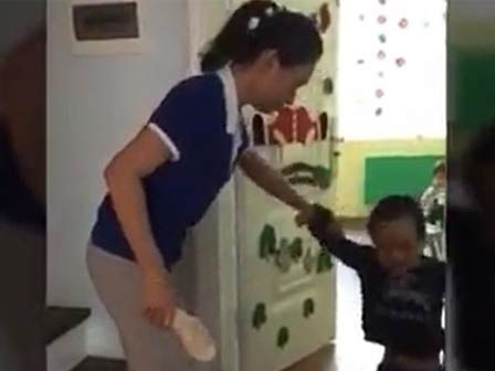 Đình chỉ cơ sở mầm non có giáo viên dùng dép đánh trẻ