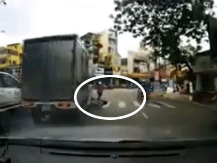 Người phụ nữ bị xe tải đâm ngã vì sang đường không quan sát