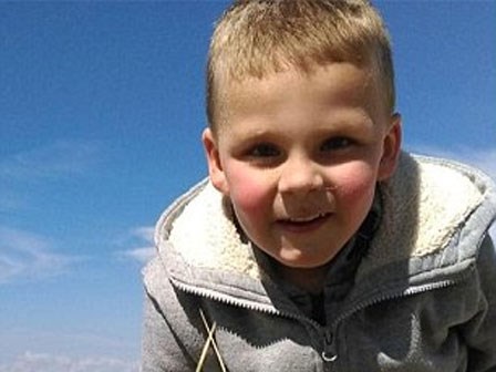 Cậu bé tử vong sau khi bị cha dượng phạt vì tè dầm