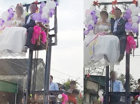 Đám cưới thót tim nhất: Cô dâu, chú rể ngồi vắt vẻo trên xe nâng cao quá mái nhà