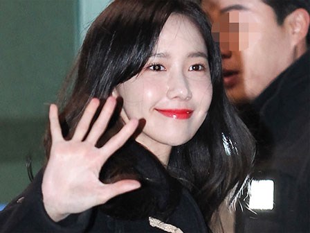 Yoona rạng rỡ tươi cười vẫy chào fan Việt dù đã quá nửa đêm