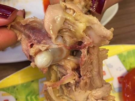 Ăn phải miếng gà rán chưa chín còn đỏ máu, nhân viên xử lý thiếu chuyên nghiệp khiến thực khách bức xúc