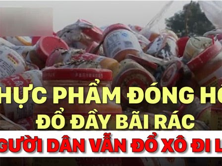 Clip: Người dân đổ xô đi lấy thực phẩm đóng hộp vứt đầy bãi rác