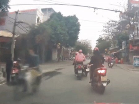 Phóng nhanh, vượt ẩu người phụ nữ nhận nhiều chỉ trích nhất ngày