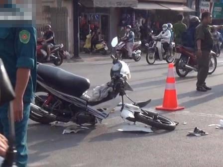 Xe máy rụng bánh sau va chạm, đôi nam nữ lọt dưới gầm xe tải