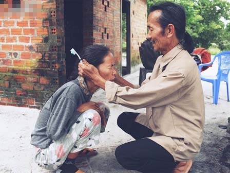 Anh tâm thần suốt 40 năm dạy chữ cho… em gái bị điên
