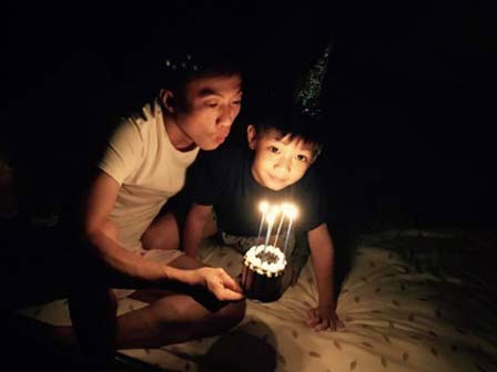 Hình ảnh đáng yêu của Subeo: Nhìn mẹ Hà không chớp mắt, gối đầu lên chân bố Kim Lý-4