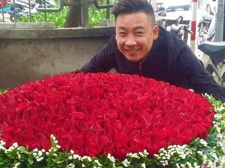 Chàng trai thuê xe chở bó hoa 1000 bông hồng tặng người yêu ngày Valentine