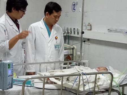 Bé trai 15 tháng rơi từ tầng 5 chung cư xuống đất nguy kịch