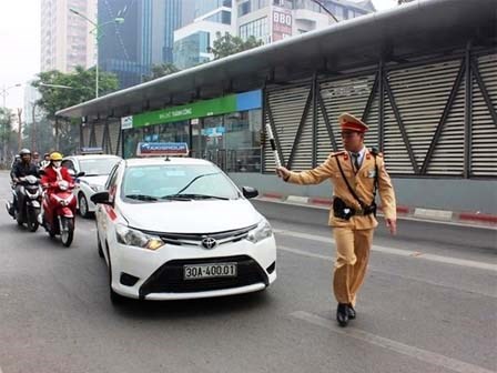 Tin mới: Tước bằng lái 10 tài xế chạy xe vào đường buýt BRT