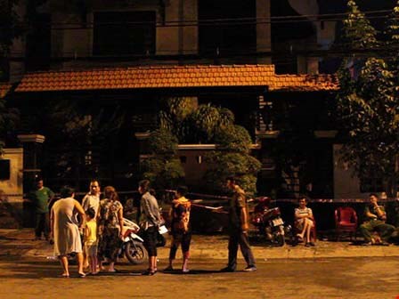Bế con trai chạy ra khỏi biệt thự đang cháy
