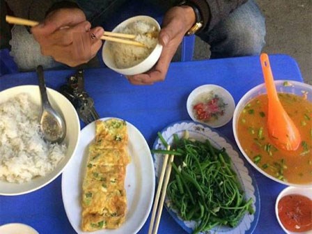 Bữa cơm có rau và trứng giá 130.000 đồng gây tranh cãi sục sôi
