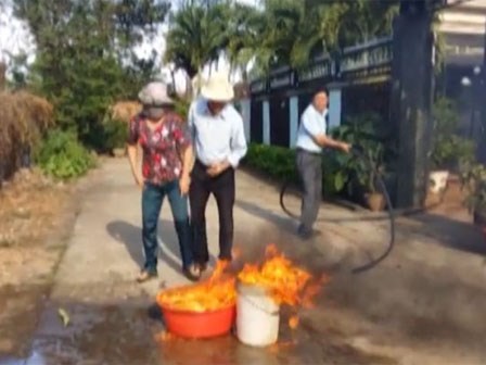 Kỳ lạ, nước giếng chỉ gần lửa là bốc cháy dữ dội