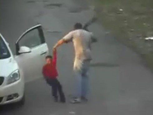 Cậu bé bị bạn trai của mẹ dùng dây thắt lưng quật hơn 62 lần chỉ trong 5 phút