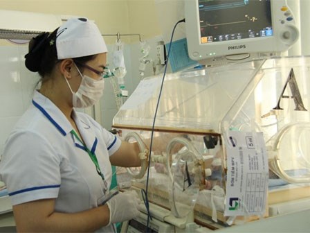 Bé 10 ngày tuổi bị uốn ván do dùng lưỡi lam cắt rốn