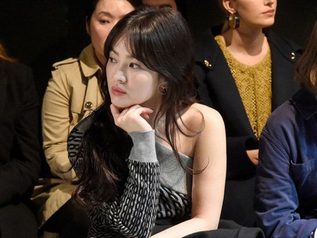 Song Hye Kyo khiến fan phát sốt vì hiếm hoi mặc hở