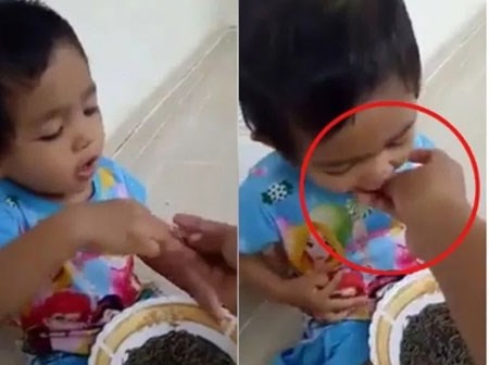 Clip sốc: Mẹ kế cho con gái 1 tuổi ăn sáng bằng giun đất sống gây tranh cãi