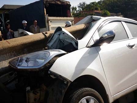 4 người sống sót kỳ diệu trong chiếc xe bị thanh sắt đâm xuyên