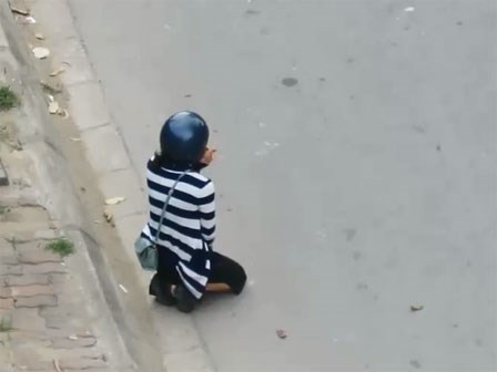 Chàng trai bắt bạn gái quỳ giữa đường mới cho ngồi lên xe