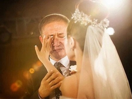 Con rể à, có thế nào cũng xin đừng vung tay đánh con gái của ba!