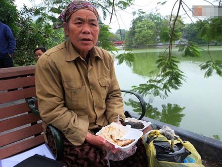 Bà lão nhặt rác bị ‘tăm tặc’ doạ đánh, vứt xuống hồ: 'Càng đe dọa, tôi càng làm!'