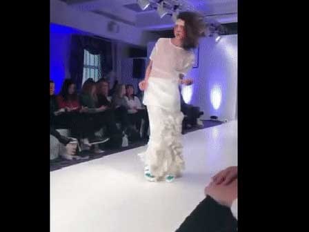 Màn catwalk đi vào lịch sử: Vừa đi vừa co giật, rồi lại... ngã vật ra!