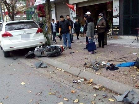 Ô tô va chạm với xe máy, húc văng đôi nam nữ lên vỉa hè