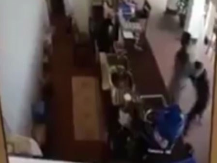 Người đàn ông Trung Quốc đâm nữ nhân viên trong quán cà phê