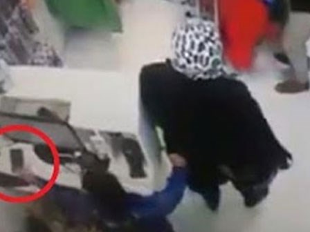 Phẫn nộ người mẹ dàn cảnh để con nhỏ trộm điện thoại