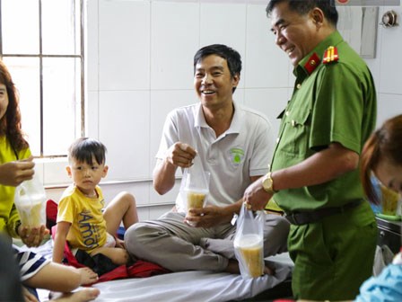 Hình ảnh ấm áp: Công an thức khuya dậy sớm nấu cháo phát miễn phí cho bệnh nhân nghèo
