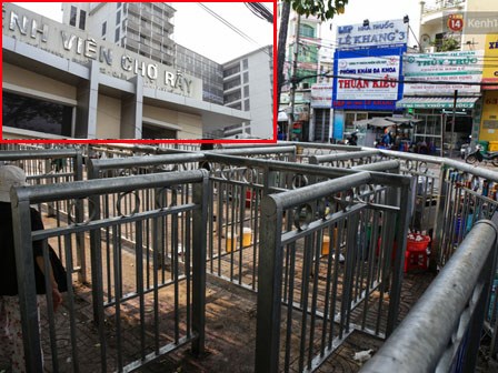 Chóng mặt vì đi bộ trên vỉa hè bị rào chắn như mê cung ở bệnh viện Chợ Rẫy Sài Gòn