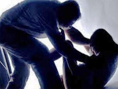 Đối tượng lạ vào nhà dùng kim tiêm khống chế, xâm hại bé gái