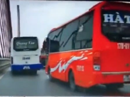 Clip: Hai xe khách lạng lách, chèn ép nhau trên cầu Bãi Cháy