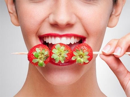 Không cần gặp bác sĩ, dùng 4 cách này sẽ giúp răng bạn trắng lên trông thấy