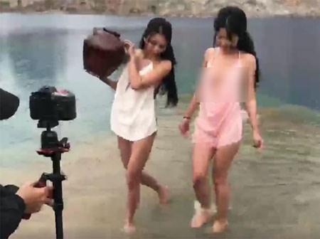 Hai cô gái chụp ảnh gợi cảm ở
