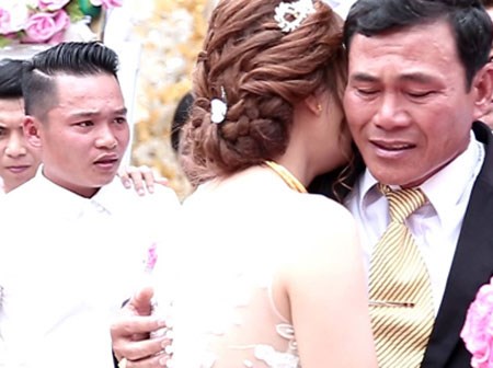 Xúc động khoảnh khắc người cha rơi nước mắt trong ngày con gái lên xe hoa